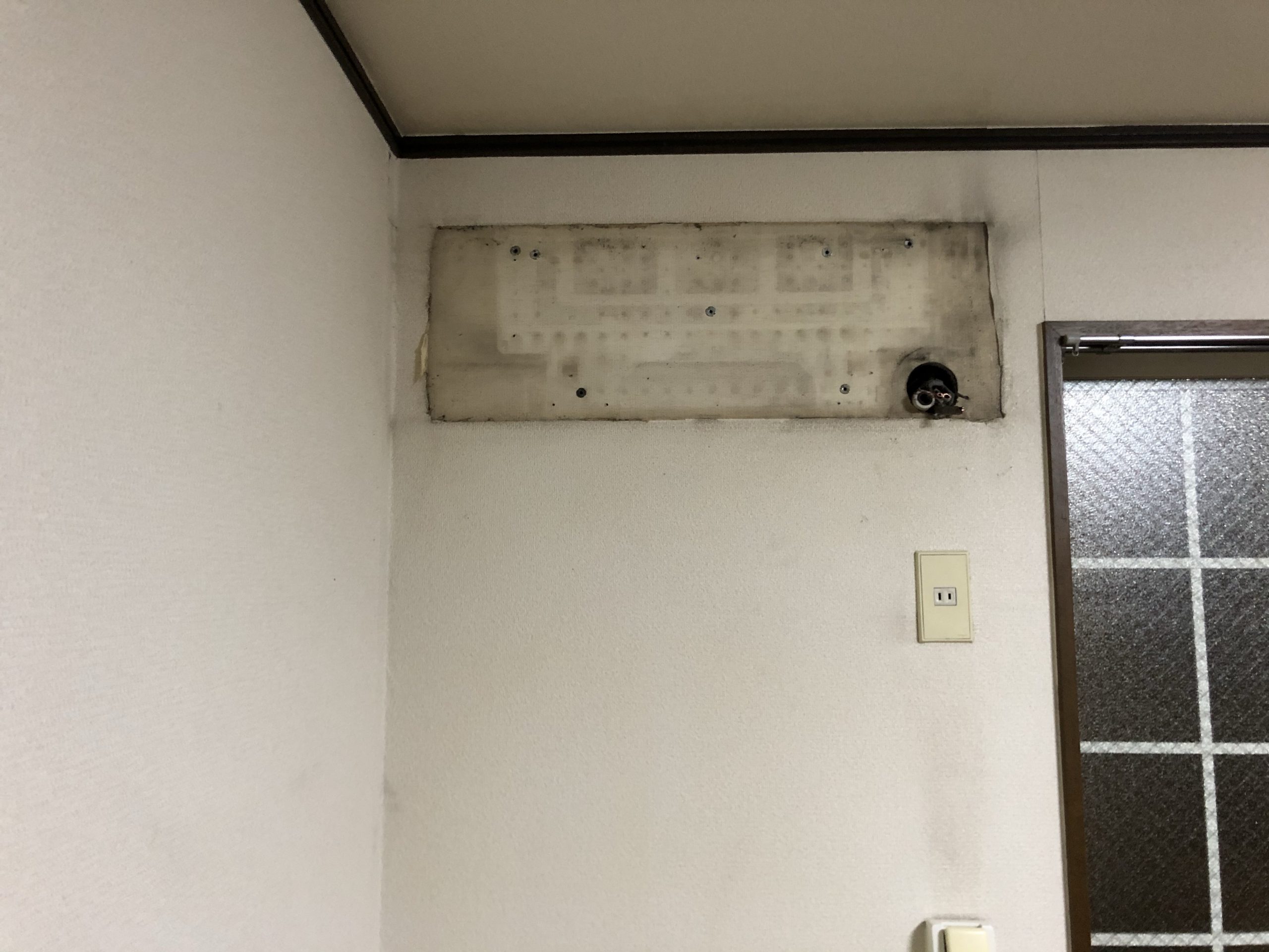 古い壁紙が出ないようにエアコン交換するなら壁紙の貼替も一緒にすべき